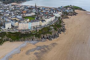 Arcadia House - Lovely Apartment Close to Beaches Harbour and Town Cen