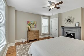 Recently Renovated Home In The Heart Of Bellevue! 2 Bedroom Home by Re