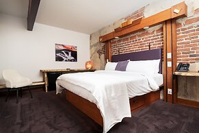 The Horton Hotel and Rooftop Lounge