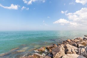 GLOBALSTAY. Modern Townhomes on Lake Ontario