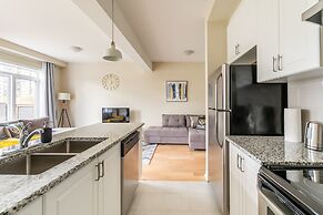 GLOBALSTAY. Modern Townhomes on Lake Ontario