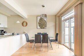 GLOBALSTAY. Modern Townhomes on Lake Ontario