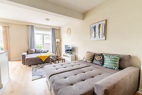 GLOBALSTAY. Modern Townhomes on Lake Ontario