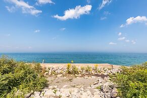 GLOBALSTAY. Modern Townhomes on Lake Ontario