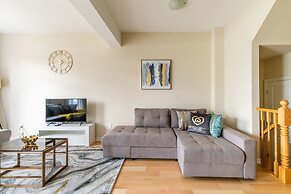 GLOBALSTAY. Modern Townhomes on Lake Ontario