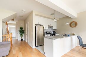 GLOBALSTAY. Modern Townhomes on Lake Ontario