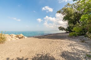 GLOBALSTAY. Modern Townhomes on Lake Ontario