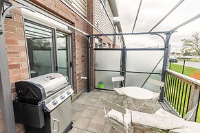 GLOBALSTAY. Modern Townhomes on Lake Ontario