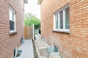 GLOBALSTAY. Modern Family Basement in Mississauga