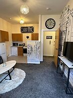 Central Glasgow Apartment - Sleeps 2 & Kitchen
