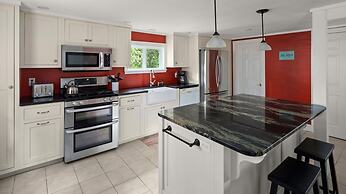 Cozy Colchester Cabin near Lake by RedAwning