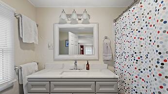 Cozy Colchester Cabin near Lake by RedAwning