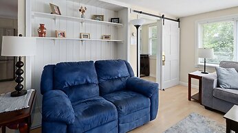 Cozy Colchester Cabin near Lake by RedAwning