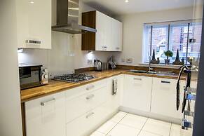 Modern House in Stratford Upon Avon With Private Parking Free Wifi Net
