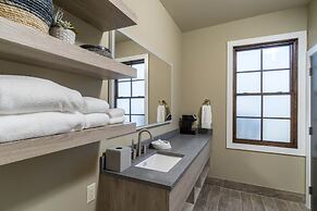 Ski Inn Taphouse Hotel