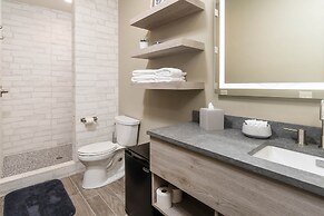 Ski Inn Taphouse Hotel