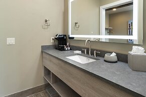 Ski Inn Taphouse Hotel