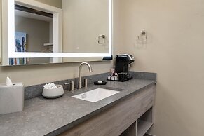 Ski Inn Taphouse Hotel