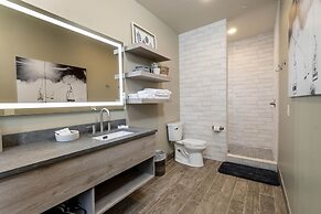 Ski Inn Taphouse Hotel