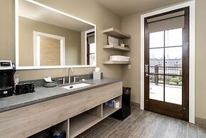 Ski Inn Taphouse Hotel