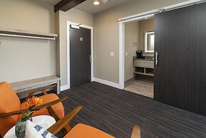 Ski Inn Taphouse Hotel