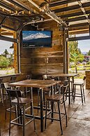 Ski Inn Taphouse Hotel