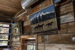 Ski Inn Taphouse Hotel