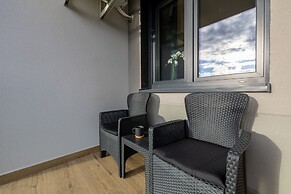 Pearl Marina Apartment by Renters