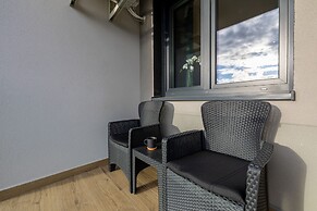 Pearl Marina Apartment by Renters