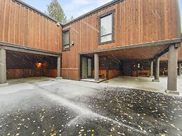 Breckenridge Spacious Mill Run 5 Townhouse by RedAwning