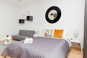 Studio Kolejowa Warsaw by Renters
