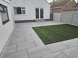 Modern, Spacious Walking Distance to Castle & Town