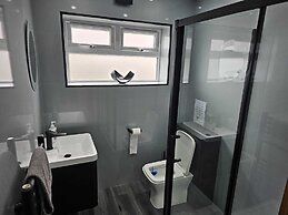 Modern, Spacious Walking Distance to Castle & Town