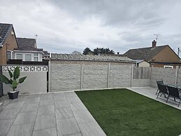 Modern, Spacious Walking Distance to Castle & Town