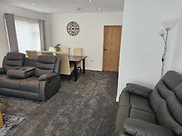 Modern, Spacious Walking Distance to Castle & Town