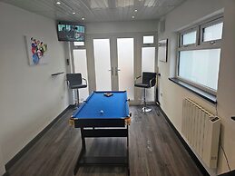 Modern, Spacious Walking Distance to Castle & Town