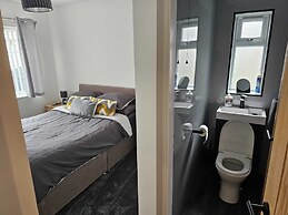 Modern, Spacious Walking Distance to Castle & Town