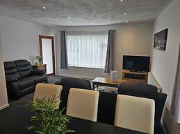 Modern, Spacious Walking Distance to Castle & Town