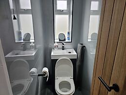 Modern, Spacious Walking Distance to Castle & Town