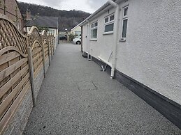 Modern, Spacious Walking Distance to Castle & Town