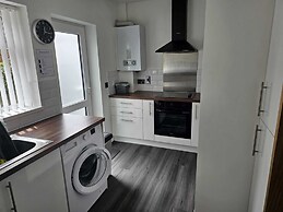 Modern, Spacious Walking Distance to Castle & Town