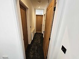 Modern, Spacious Walking Distance to Castle & Town