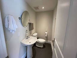 Cozy Downtown Condo Suite