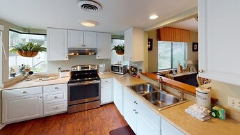 Seas the Day - Cozy and Sunny Villa in Ocean Gate by RedAwning