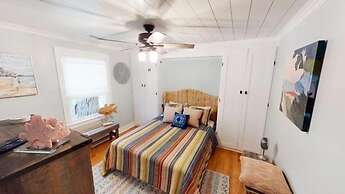 Beach Blossom - Bright, Updated Unit With Hot Tub on Patio by Redawnin