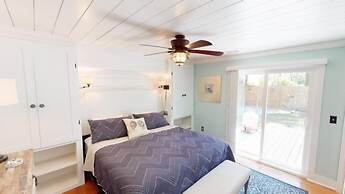 Beach Blossom - Bright, Updated Unit With Hot Tub on Patio by Redawnin