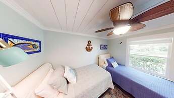 Beach Blossom - Bright, Updated Unit with Hot Tub on Patio by RedAwnin