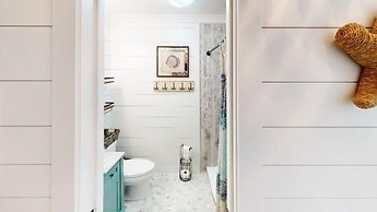 Beach Blossom - Bright, Updated Unit with Hot Tub on Patio by RedAwnin