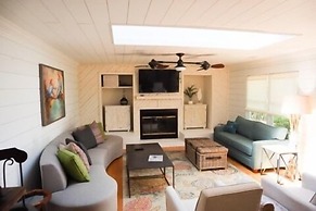 Beach Blossom - Bright, Updated Unit with Hot Tub on Patio by RedAwnin