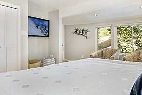 New Listing! West End Jewel - Steps to bus to 4 ski areas!(4860 3 Bedr